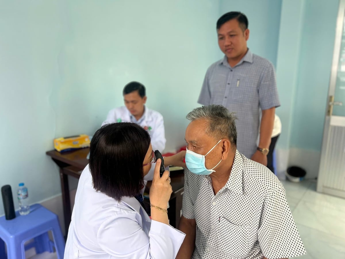 Ông Đoàn Văn Đường ấp Trung Hưng 1A, xã Châu Thới được bác sĩ Bệnh viện Mắt Sài Gòn - Bạc Liêu khám, tầm soát các bệnh về mắt.