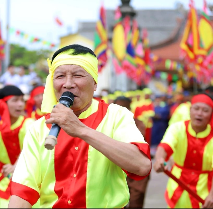 Hò chèo cạn trong Lễ hội cầu ngư. Ảnh: Đức Hùng.