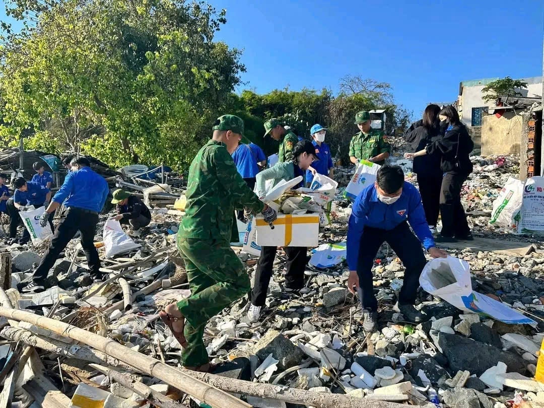 The Youth Union branch of the Nha Trang Bay Management Board coordinates with other units to collect trash and protect the environment in the Tay Hai residential group, Nha Trang ward. Photo: Nha Trang Bay.