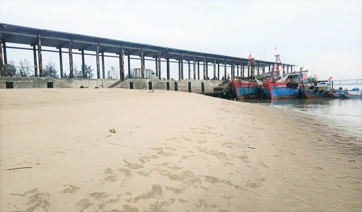 Khoảng 70% chiều dài cầu cảng của cảng cá Xuân Hội đã bị bùn, cát bồi lấp. Ảnh: Thanh Nga.