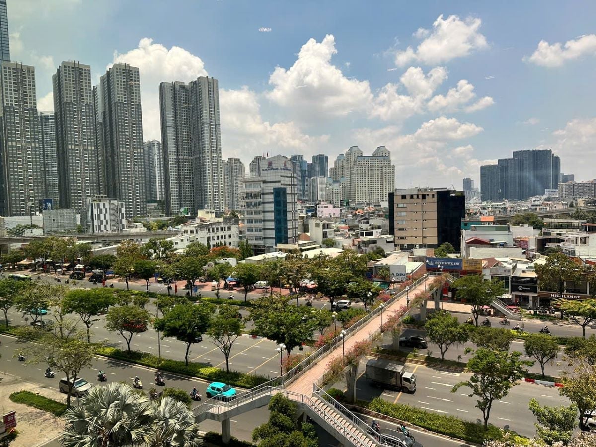 TP.HCM hoàn toàn có thể vươn lên trở thành một siêu đô thị hiện đại, trung tâm tài chính và đổi mới sáng tạo hàng đầu châu Á trong những thập niên tới. Ảnh: Thục Vy.