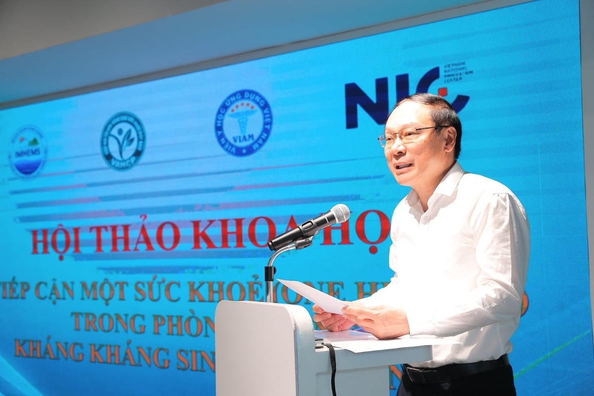 Deputy Minister of Agriculture and Environment Le Cong Thanh delivers a directive speech, emphasizing the agricultural sector's commitment in the drug resistance prevention and control strategy. Photo: Hong Ngoc.