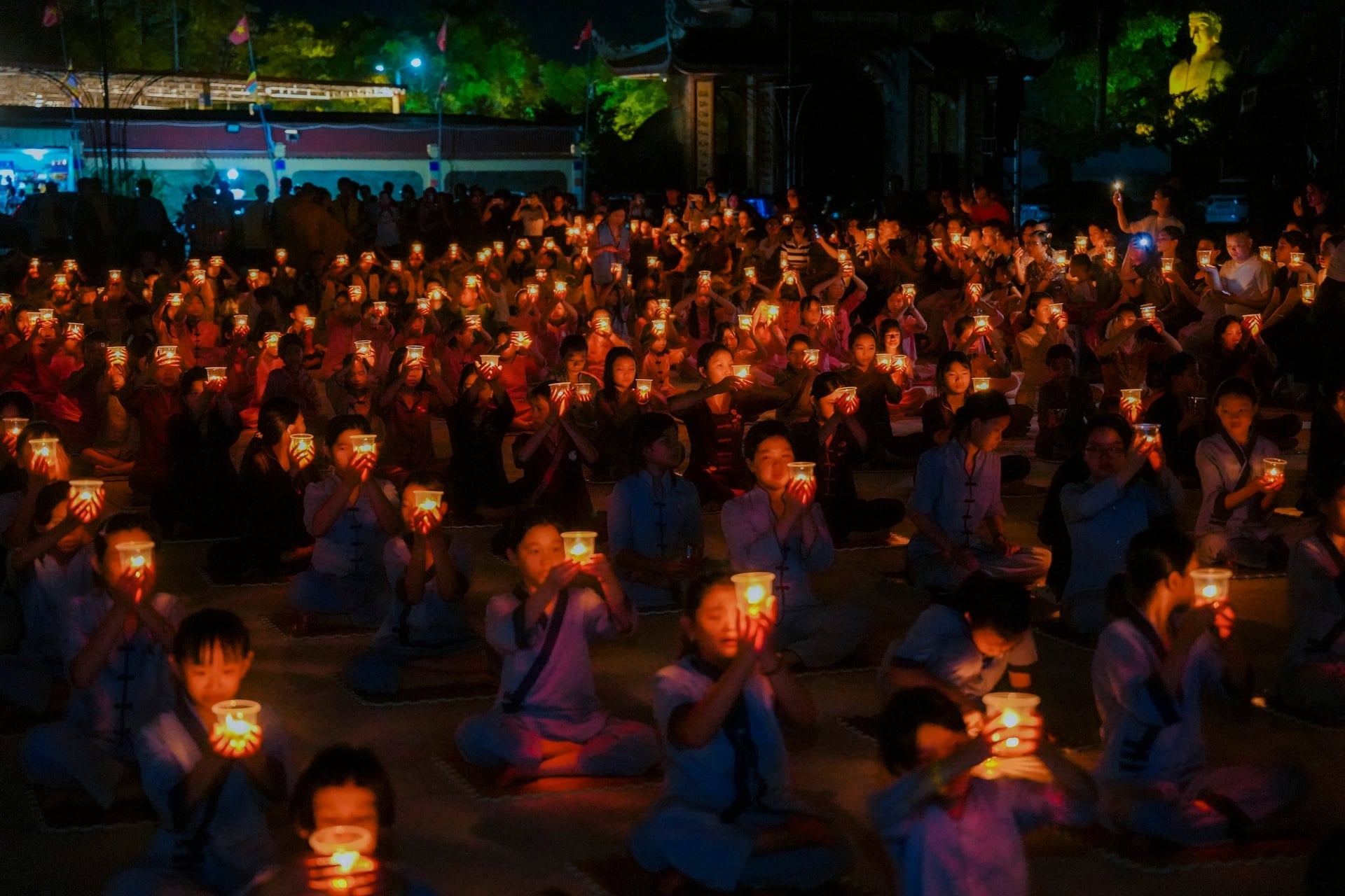 Dưới ánh nến lung linh, các khóa sinh thành tâm dâng đăng, gửi lời tri ân và những ước nguyện bình an đến cha mẹ. Ảnh: Hữu Tình.