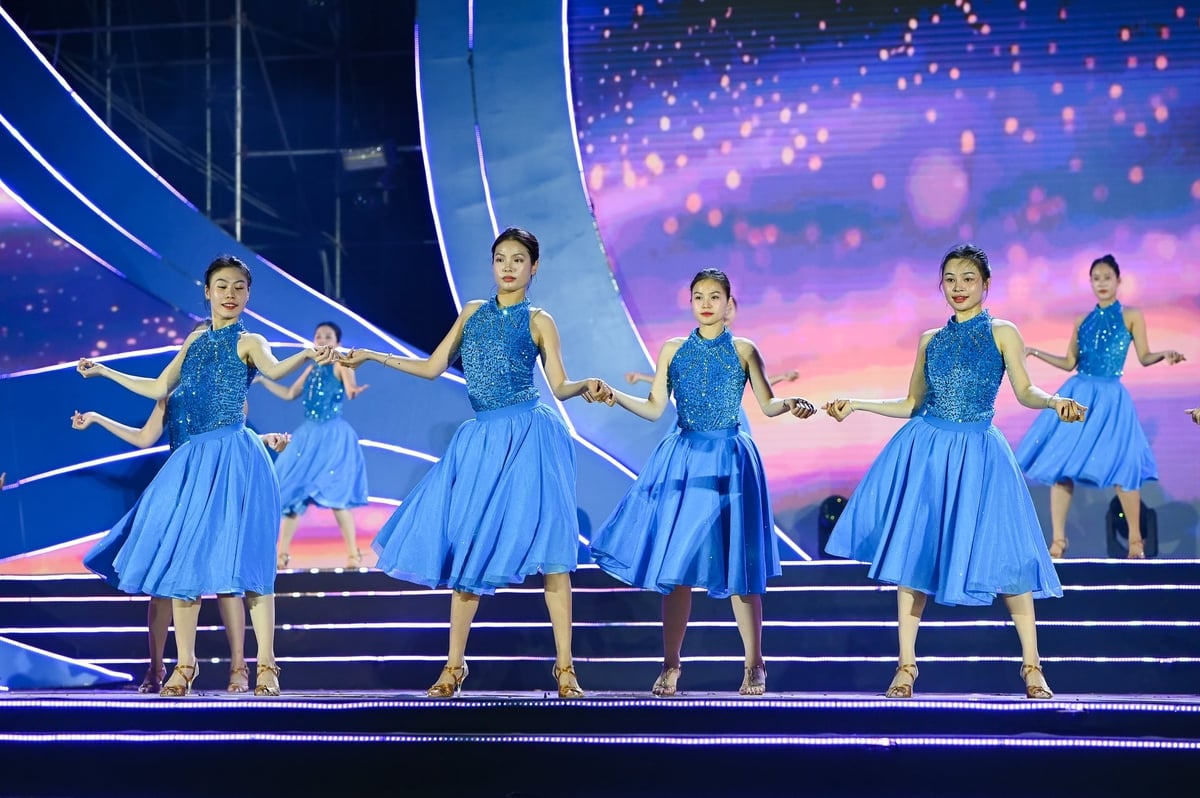 Không còn là phần nền mờ nhạt, vũ đạo múa đương đại trở thành 'xương sống' định hình ngôn ngữ thị giác cho toàn bộ đêm diễn. Ảnh: BTC.
