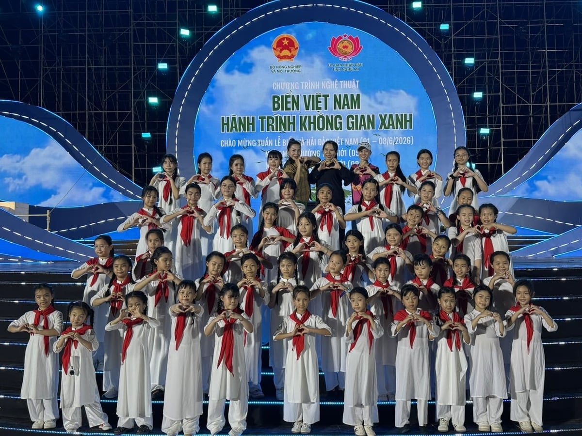 Bà Hoàng Thị Thu Hà, Giám đốc Nhà văn hóa Thiếu nhi Việt Đức, tỉnh Nghệ An (áo đen hàng trên cùng) cùng các em nhỏ tham gia Chương trình Nghệ thuật 'Biển Việt Nam - Hành trình không gian xanh'. Ảnh: Linh Linh.