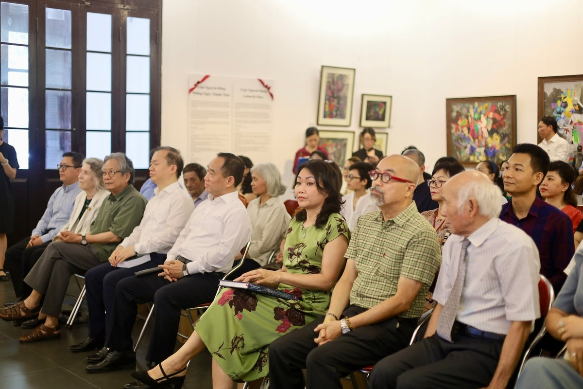 Các đại biểu tại lễ ra mắt sách tái bản 'Tranh Tứ bình - Sưu tập chọn lọc Tranh Dân gian'. Ảnh: Thanh Ngọc.