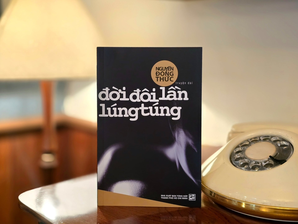 Truyện dài 'Đời đôi lần lúng túng'. Ảnh: NXB.