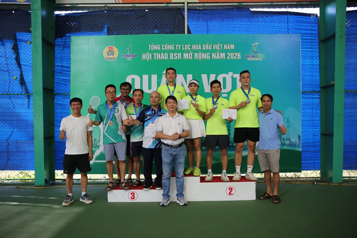 Trao giải môn tennis. Ảnh: BSR.