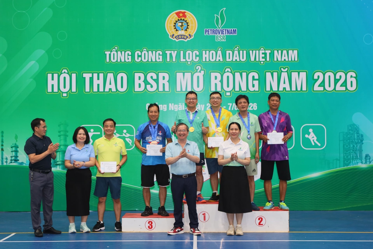 BTC trao giải các VĐV môn bóng bàn. Ảnh: BSR.