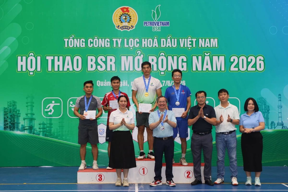 Trao giải môn cầu lông. Ảnh: BSR.