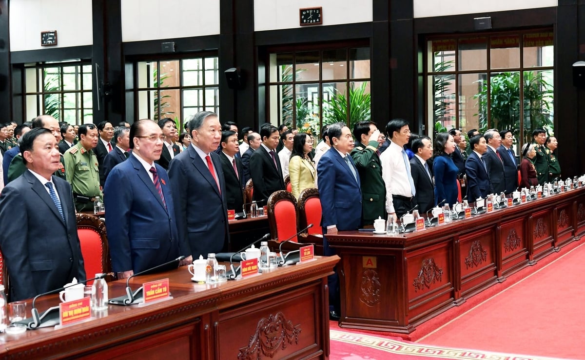 Tổng Bí thư, Chủ tịch nước Tô Lâm; nguyên Tổng Bí thư Nông Đức Mạnh; nguyên Chủ tịch nước Lương Cường; Chủ tịch Quốc hội Trần Thanh Mẫn; Thường trực Ban Bí thư Trần Cẩm Tú và các đại biểu thực hiện nghi lễ chào cờ. Ảnh: Lâm Hiển.
