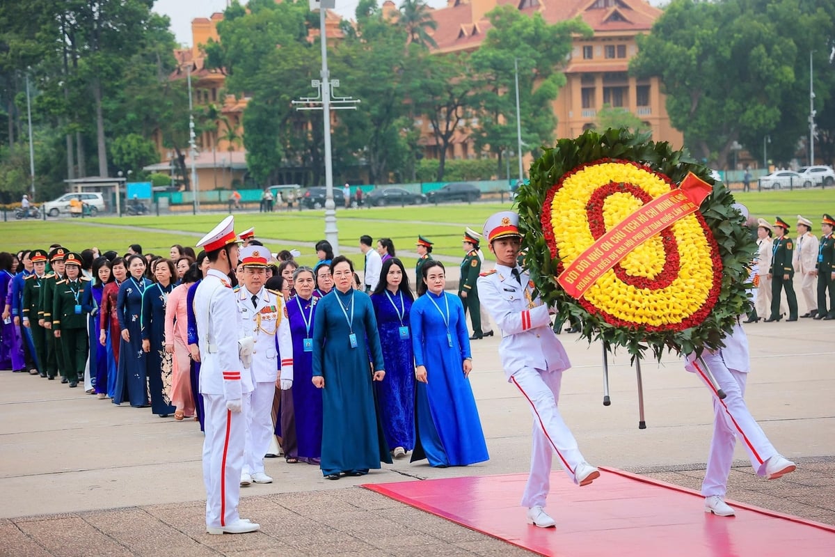 Ủy viên TƯ Đảng, Phó Chủ tịch UBTƯ MTTQ VIệt Nam, Chủ tịch Hội LHPN Việt Nam Lê Thị Thuỷ (hàng đầu, giữa) dẫn đầu Đoàn đại biểu vào Lăng viếng Chủ tịch Hồ Chí Minh. Ảnh: Hoài Nam.