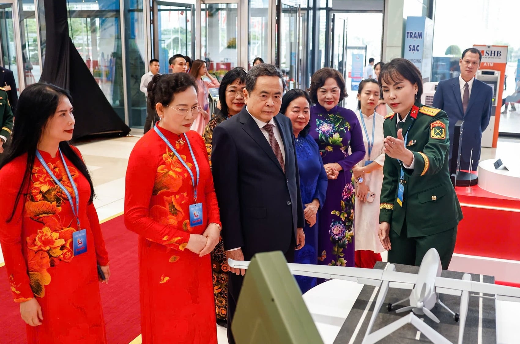 Chủ tịch Quốc hội Trần Thanh Mẫn và các đại biểu tham quan gian trưng bày tại Đại hội. Ảnh: Trường Phong.
