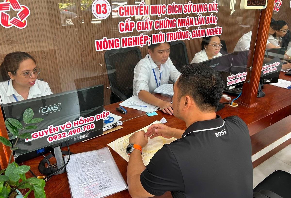 Người dân Đà Nẵng làm thủ tục cấp đổi giấy chứng nhận quyền sử dụng đất. Ảnh: L.A.