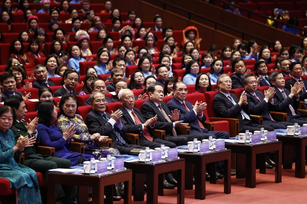 Các đồng chí lãnh đạo, nguyên lãnh đạo Đảng, Nhà nước dự Phiên trọng thể Đại hội đại biểu Phụ nữ toàn quốc lần thứ XIV, nhiệm kỳ 2026 - 2031. Ảnh: Hoàng Toàn.