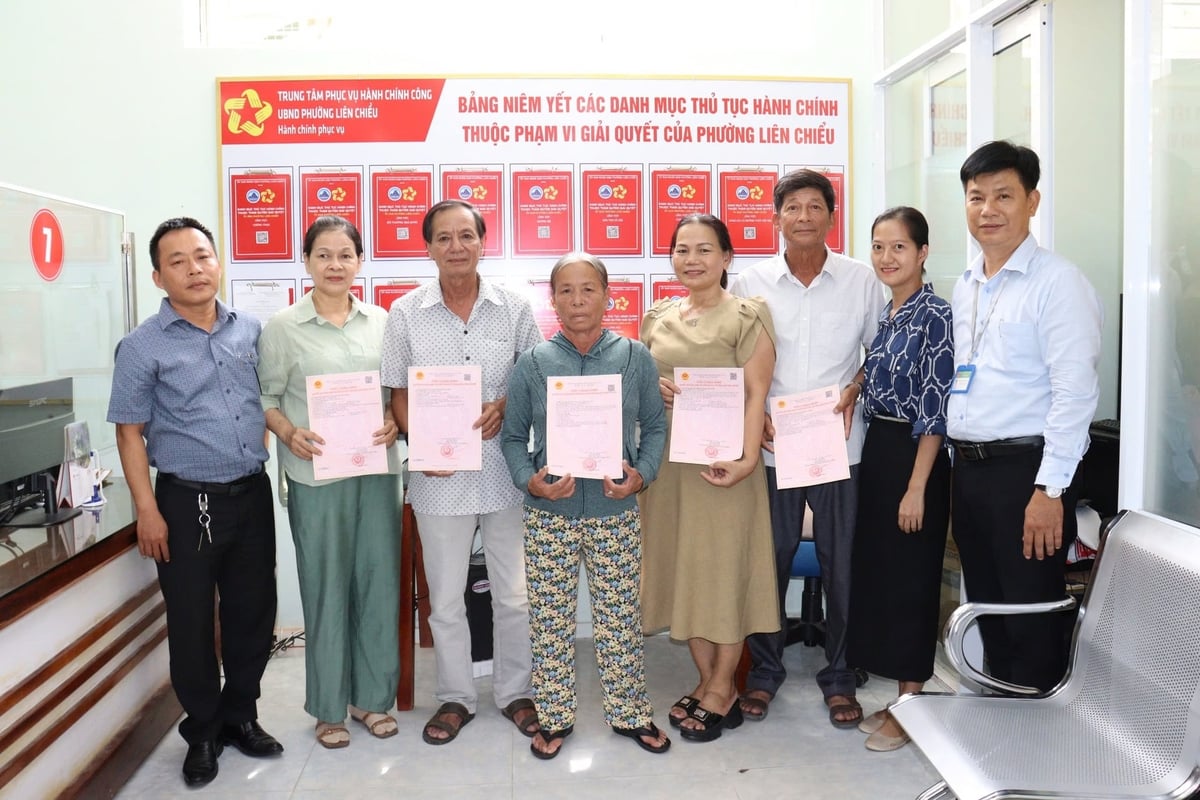 UBND phường Liên Chiểu (Đà Nẵng) cấp sổ đỏ cho người dân sau 1 tháng vận hành chính quyền địa phương 2 cấp. Ảnh: L.A.