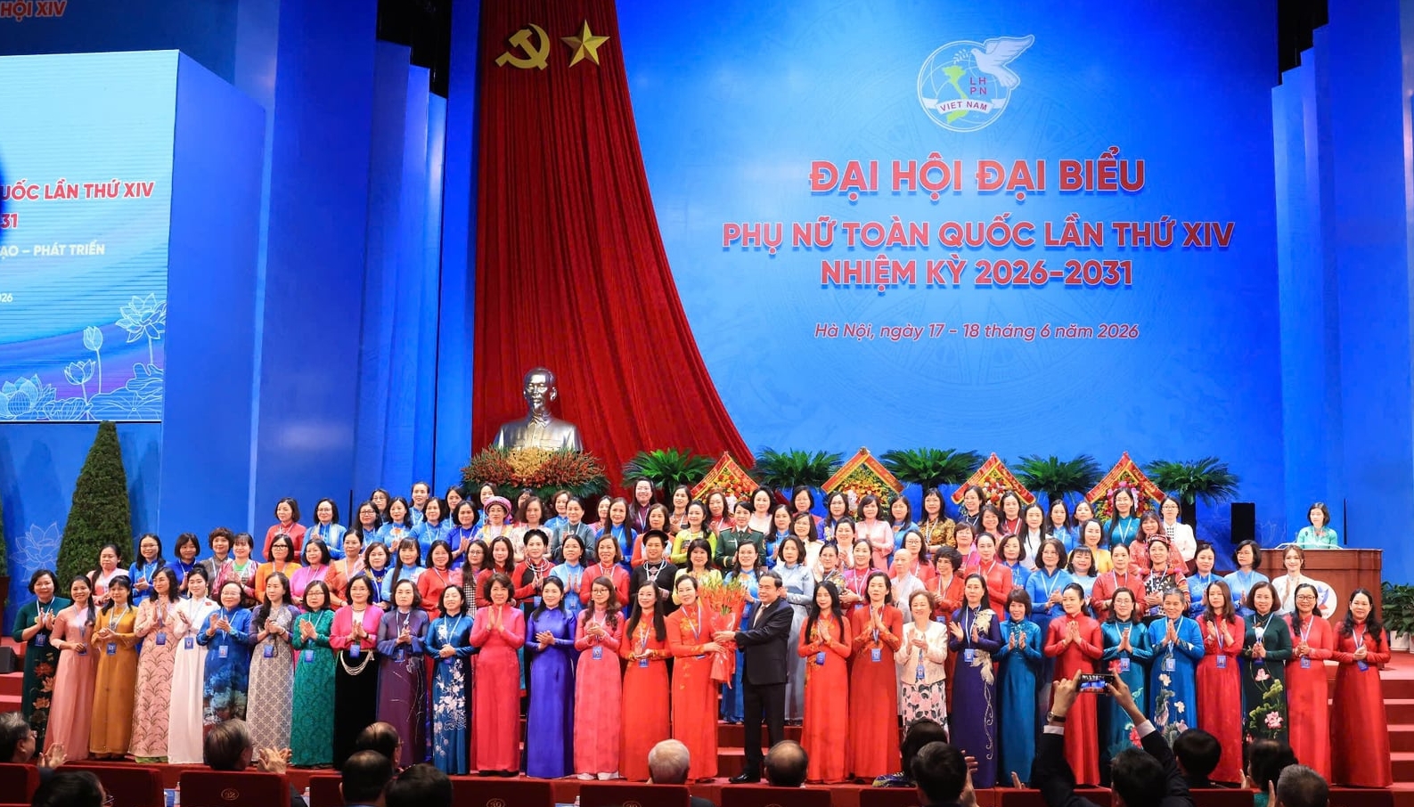 Chủ tịch Quốc hội Trần Thanh Mẫn chúc mừng Ban Chấp hành Trung ương Hội Liên hiệp Phụ nữ Việt Nam khóa XIV, nhiệm kỳ 2026 - 2031. Ảnh: Hoài Nam.