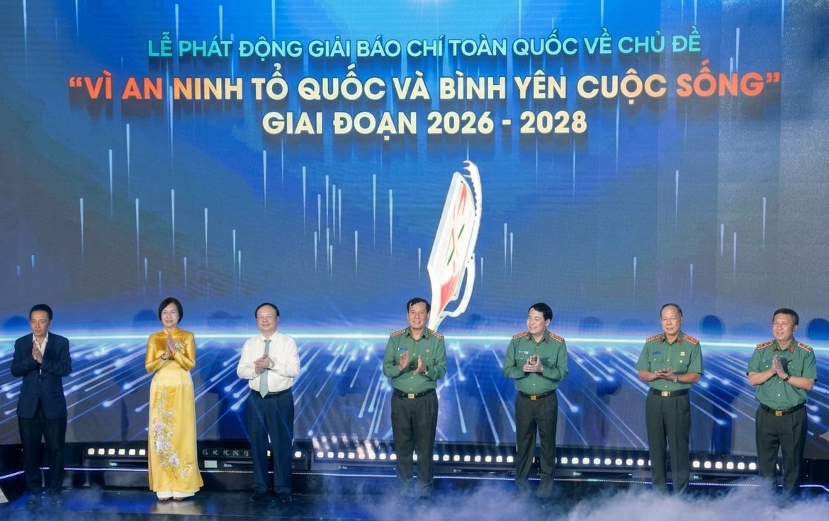 Các đại biểu thực hiện nghi thức phát động Giải báo chí 'Vì an ninh Tổ quốc và bình yên cuộc sống'. Ảnh: Báo CAND. 