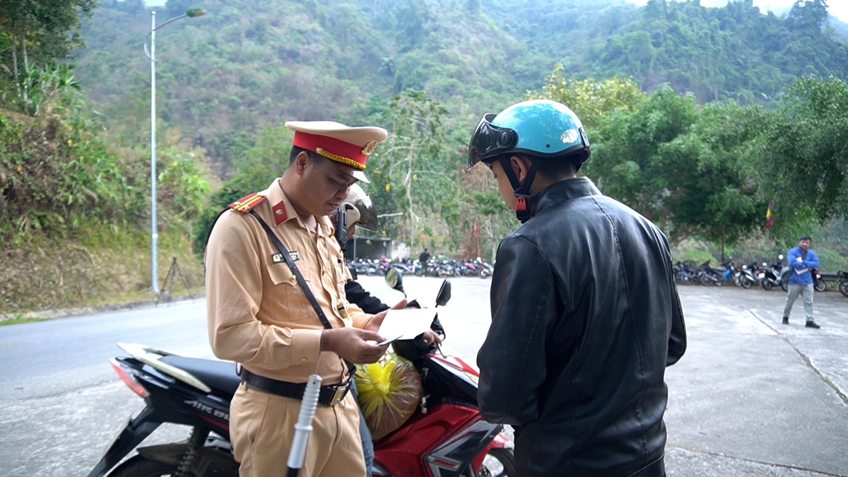 Lực lượng cảnh sát giao thông tỉnh Lai Châu ra quân bảo đảm công tác an ninh cho các dịp lễ hội. Ảnh: Đức Bình.