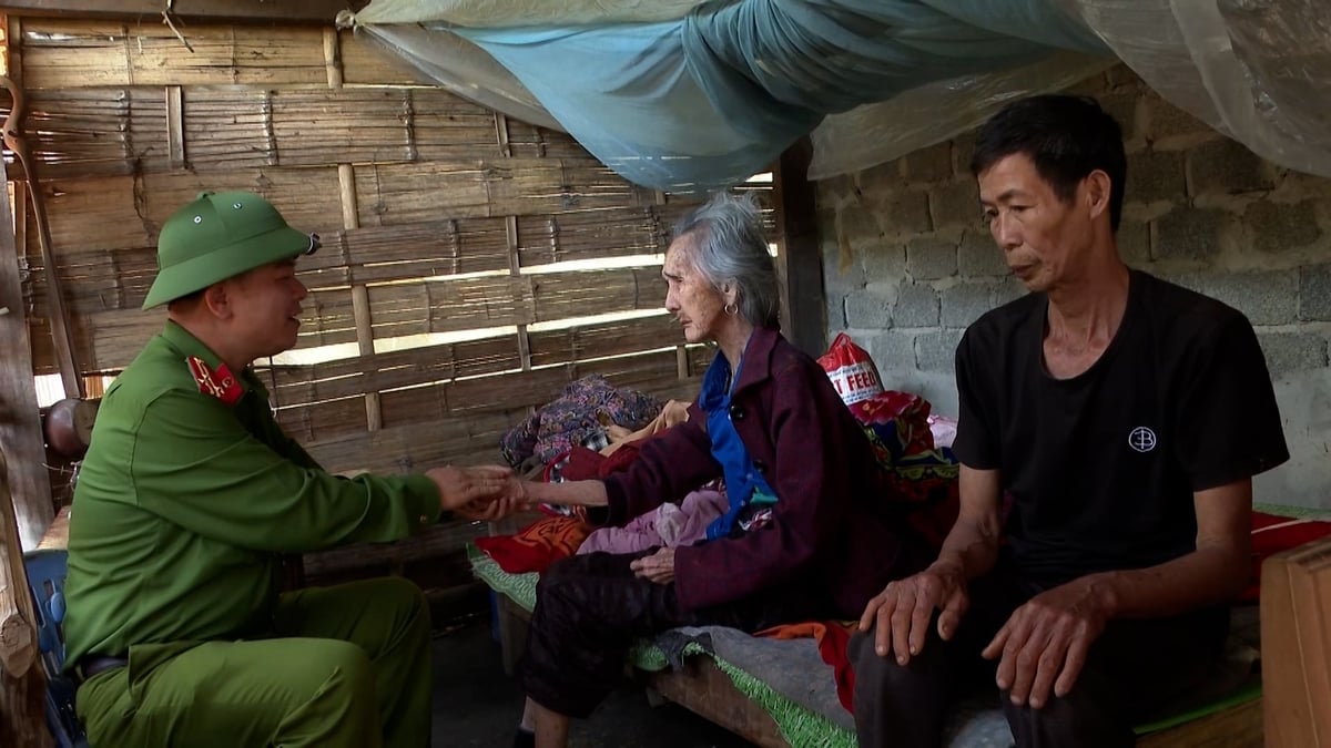 Lực lượng công an đến tuyên truyền tại các bản làng ở tỉnh Lai Châu. Ảnh: Đức Bình.