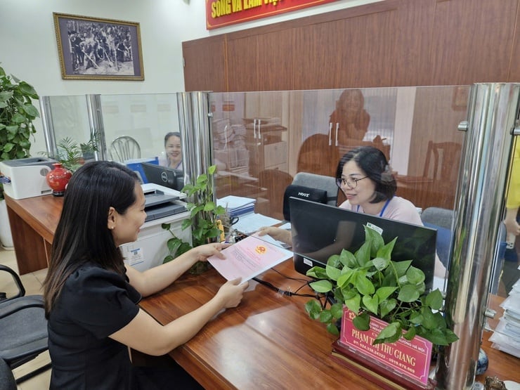 Chủ tịch UBND các xã, phường chịu trách nhiệm trực tiếp trước Chủ tịch UBND thành phố về kết quả, chất lượng và tiến độ thực hiện đo đạc, lập bản đồ địa chính, đăng ký đất đai, lập hồ sơ địa chính và xây dựng cơ sở dữ liệu đất đai trên địa bàn. Ảnh: Thu Hằng.