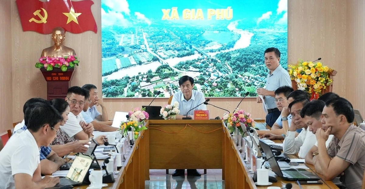 Ông Ngô Minh Quế, Bí thư Đảng ủy xã Gia Phú báo cáo các nội dung với Phó Chủ tịch UBND tỉnh Lào Cai Phan Trung Bá và đoàn công tác. Ảnh: Linh Nga.