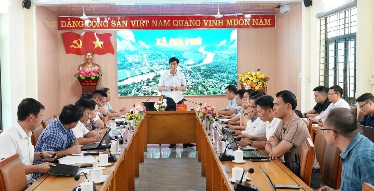 Phó Chủ tịch UBND tỉnh Lào Cai Phan Trung Bá yêu cầu các địa phương khẩn trương tạo quỹ đất sạch để phát triển các khu công nghiệp mới trên địa bàn. Ảnh: Linh Nga.
