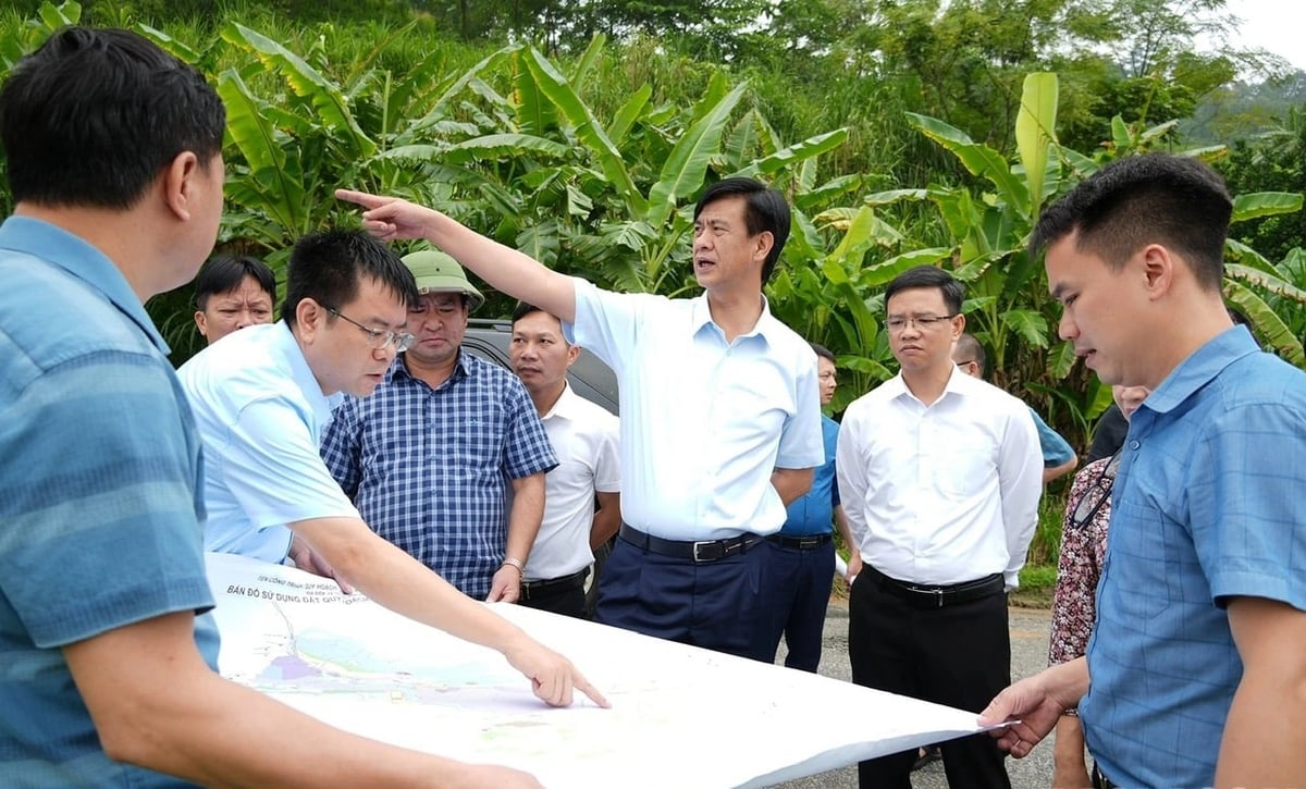 Phó Chủ tịch UBND tỉnh Lào Cai Phan Trung Bá và đoàn công tác kiểm tra và nghe báo cáo khu dự kiến quy hoạch khu tái định cư. Ảnh: Linh Nga.