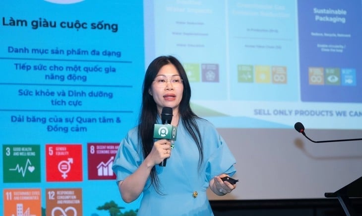 Đại diện doanh nghiệp chia sẻ các giải pháp đổi mới bao bì theo hướng giảm nhựa. Ảnh: Nguyễn Ngọc.