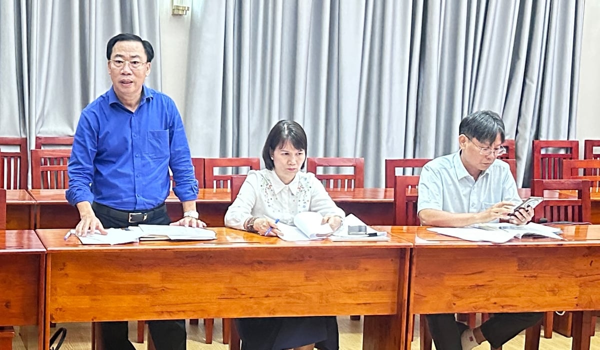 Đại diện Tổng Công ty Cổ phần Đầu tư Phát triển Xây dựng (DIC) - chủ đầu tư dự án Chung cư Vũng Tàu Gateway báo cáo đề nghị Tổ trưởng Tổ Công tác 1645 xem xẻt cấp sổ hồng cho người mua nhà tại dự án. Ảnh: Tường Tú.