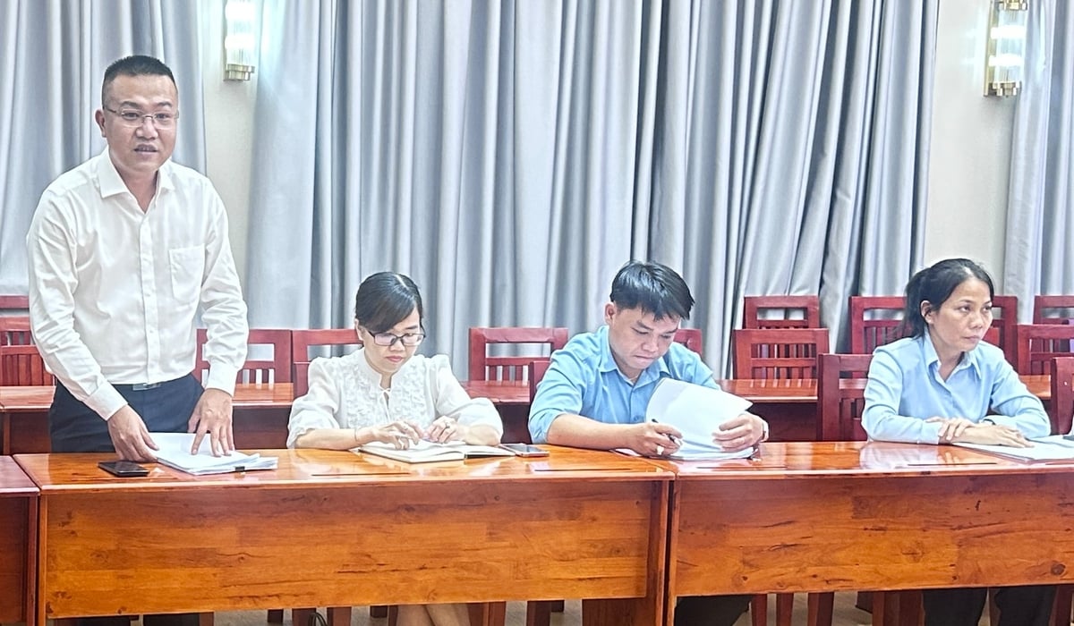 Đại diện Công ty Cổ phần Đầu tư Bất động sản Minh An - chủ đầu tư dự án Khu nhà ở Minh An, phường Tân Khánh, TP.HCM báo cáo đề nghị Tổ trưởng Tổ Công tác 1645 xem xẻt cấp sổ hồng cho người mua nhà. Ảnh: Tường Tú.