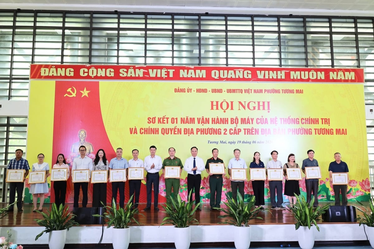 Phường Tương Mai khen thưởng các tập thể có thành tích xuất sắc trong một năm triển khai vận hành bộ máy của hệ thống chính trị và chính quyền địa phương hai cấp trên địa bàn. Ảnh: Mai Đan.