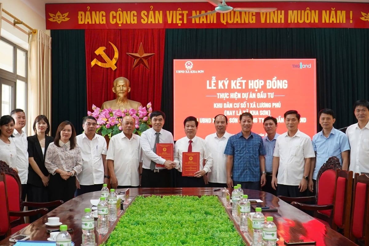 Các đại biểu thực hiện nghi thức ký kết hợp đồng. Ảnh: Quang Linh.
