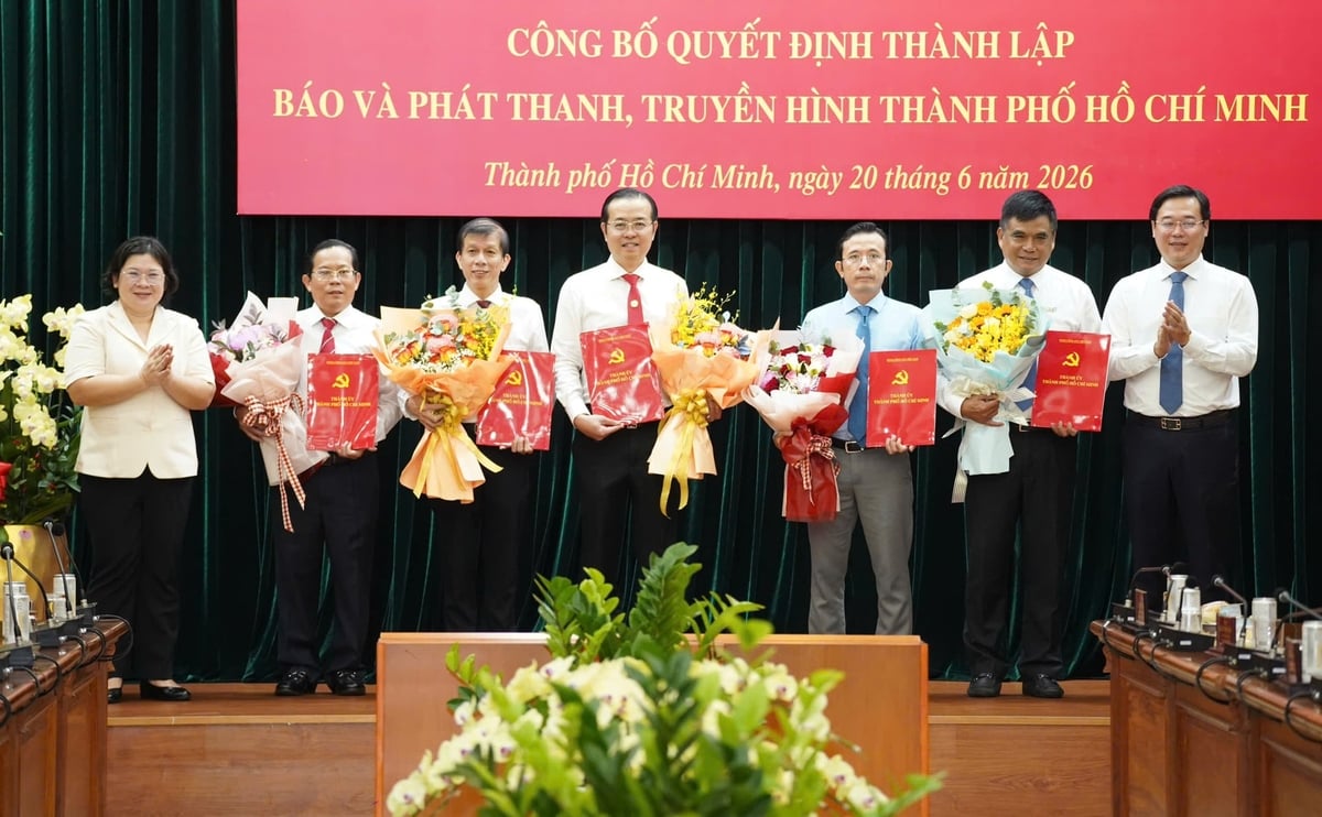 Lãnh đạo Thành ủy TP.HCM trao quyết định bổ nhiệm Tổng Giám đốc, các Phó Tổng Giám đốc Báo và Phát thanh, Truyền hình TP.HCM. Ảnh: Thuận Văn.