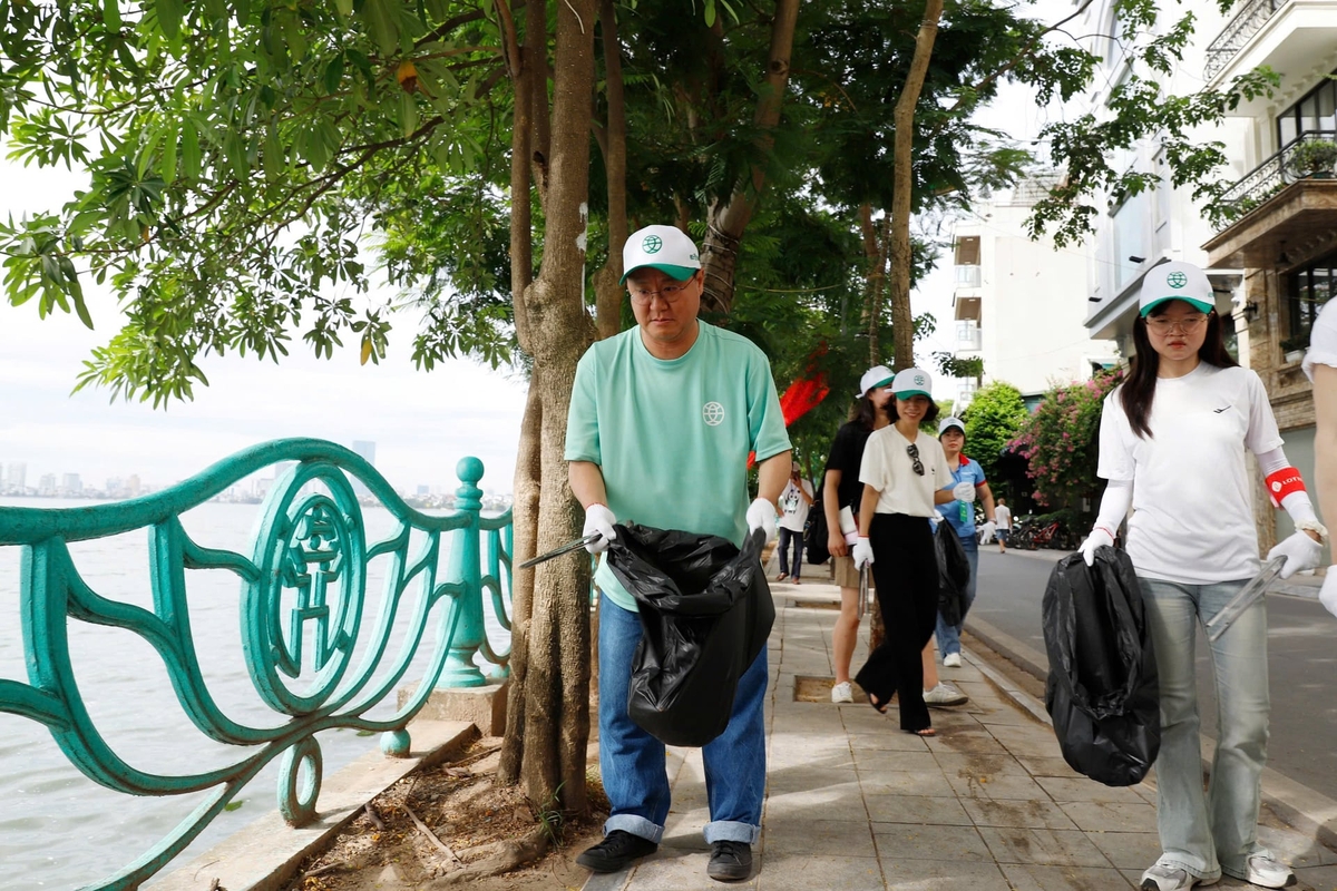 Ông Kim Beomchang tham gia nhặt rác sáng 20/6. Ảnh: Bảo Thắng.