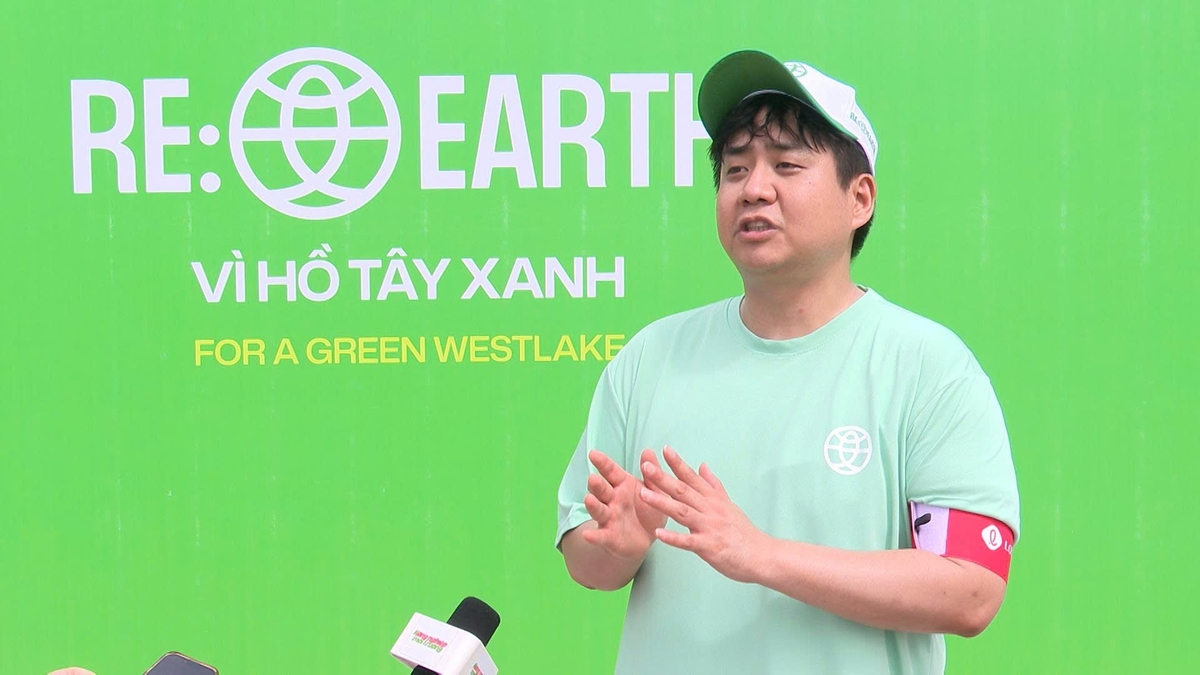 Ông Park Tae Soon, hiện đang công tác tại bộ phận ESG (Môi trường, Xã hội và Quản trị) của Lotte Mart Hàn Quốc chia sẻ về ý nghĩa của chiến dịch. Ảnh: Viết Dũng.