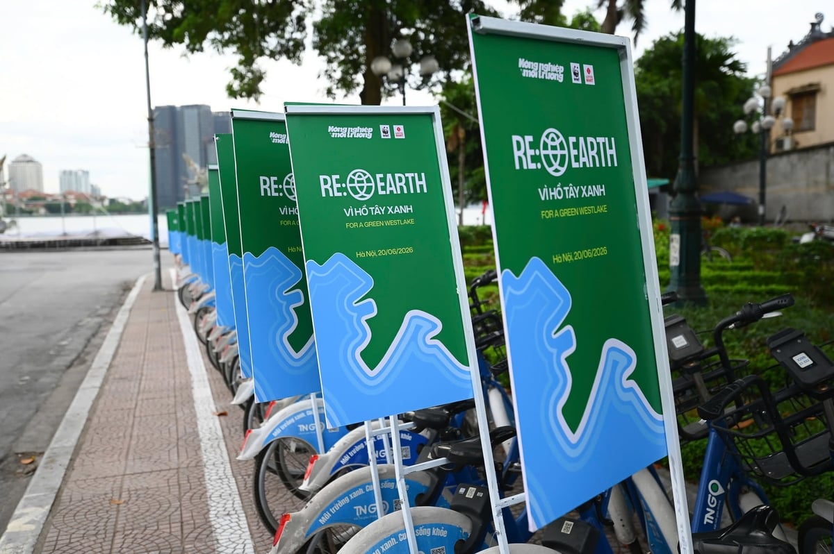 Lễ phát động Sự kiện RE:EARTH - Vì Hồ Tây Xanh diễn ra tại Vườn hoa Lạc Long Quân, quận Tây Hồ, Hà Nội sáng 20/6. Ảnh: Tùng Đinh.