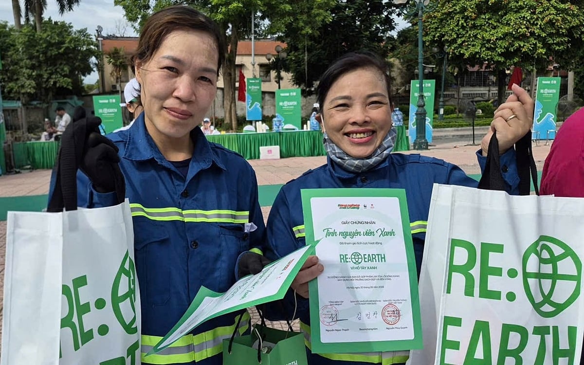 Chị Vương Thị Thu Hằng và Nguyễn Thị Duyên phấn khởi tham gia chương trình đổi rác lấy quà. Ảnh: Bảo Thắng.