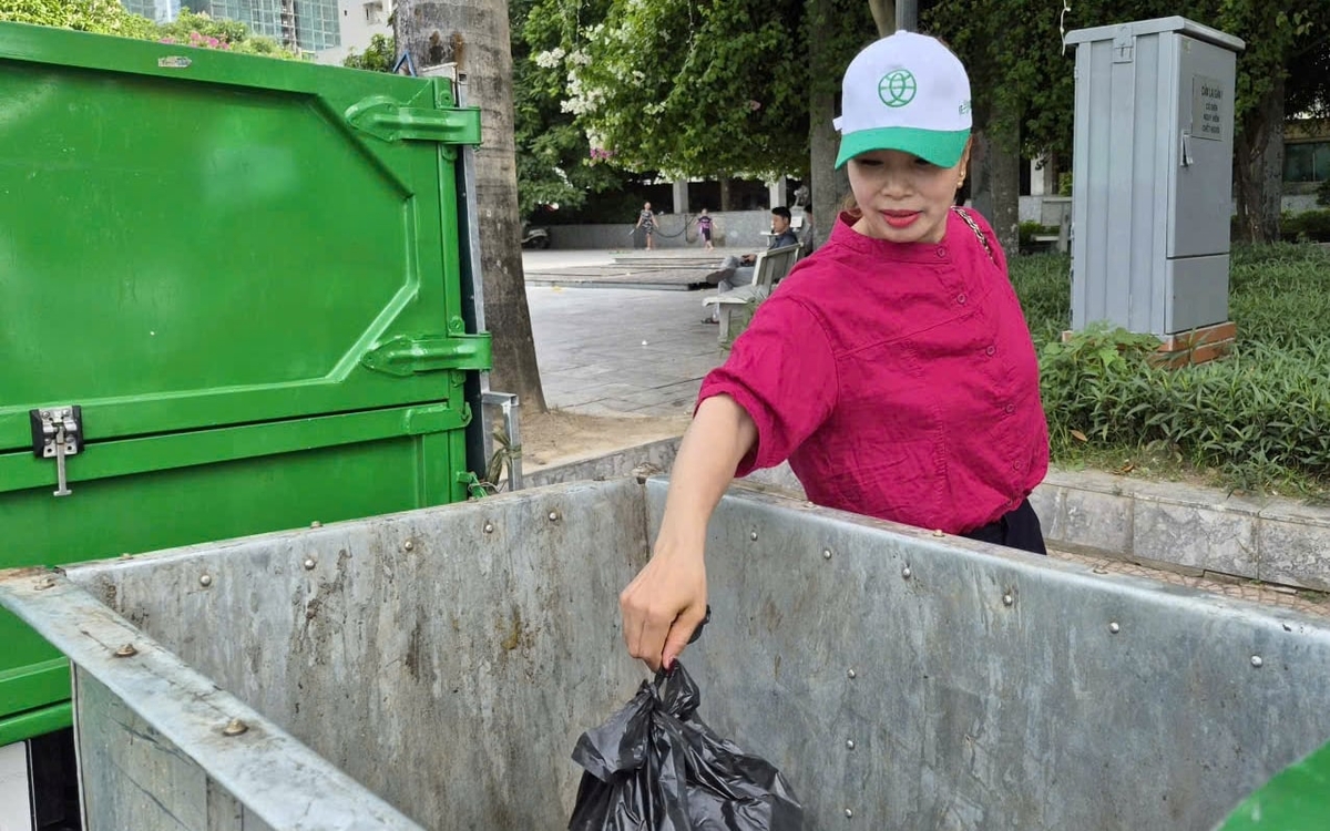 Chị Lượng đến sự kiện từ 5h sáng, tích cực tham gia dọn vệ sinh môi trường. Ảnh: Bảo Thắng.