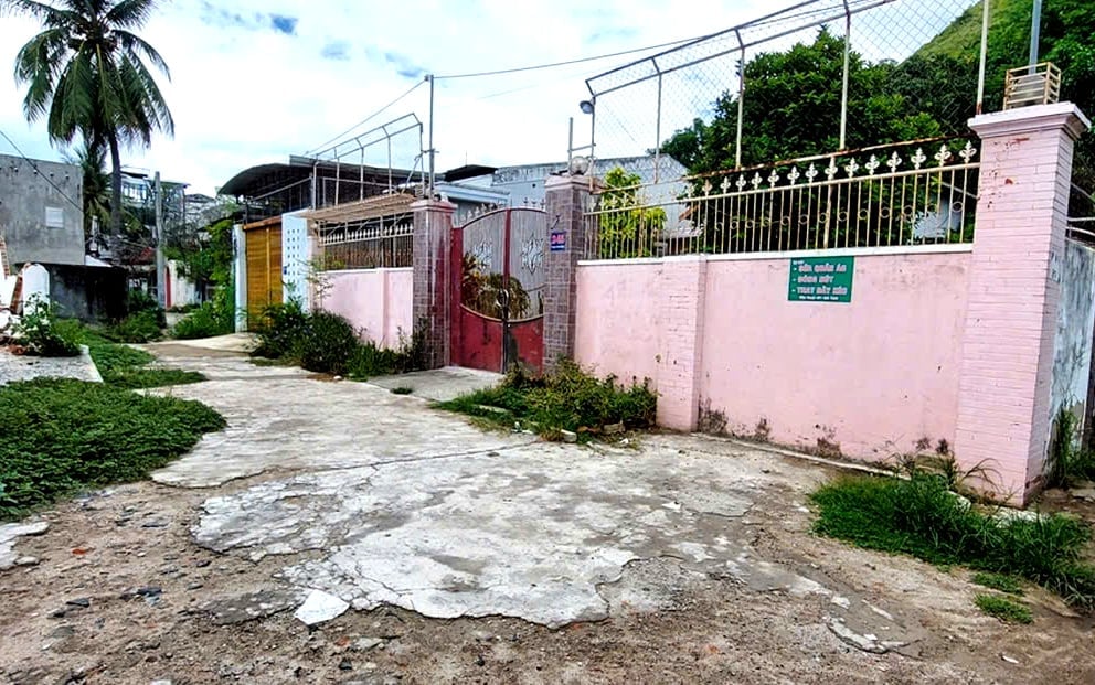 Khu đất Ba Làng của ông Tuân, bà Duyên (bên trong tường rào màu vôi), phường Bắc Nha Trang. Ảnh: C.Ngân.