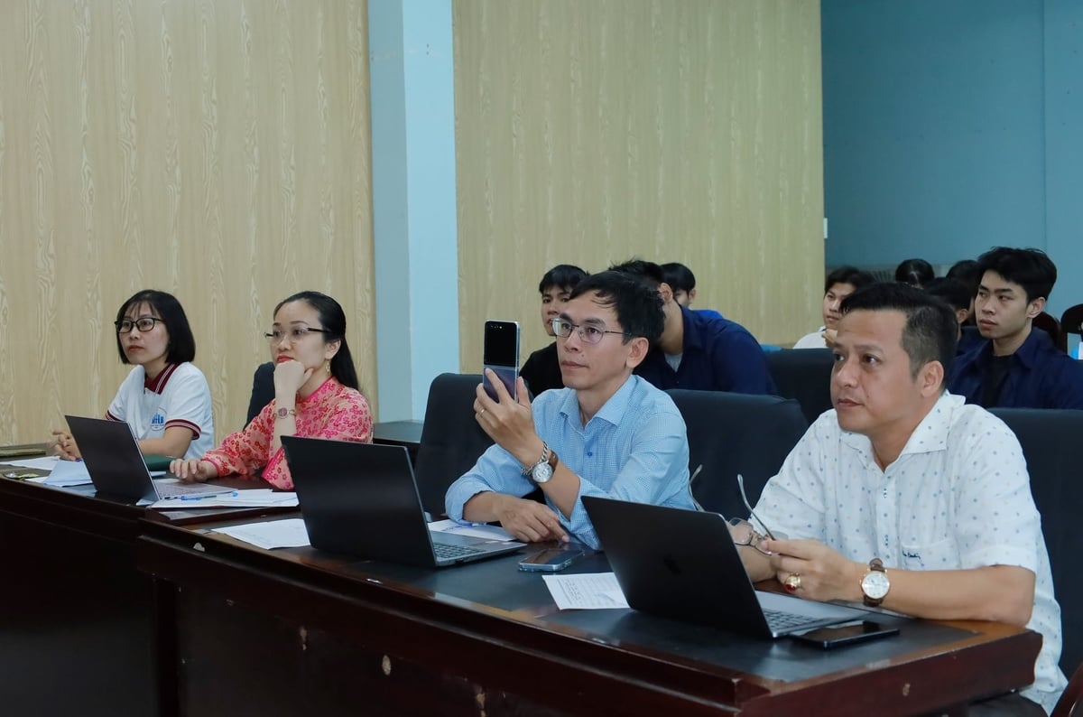 Ban Giám khảo cuộc thi 'Sáng kiến xanh cho đại dương Nha Trang'. Ảnh: Phương Chi.