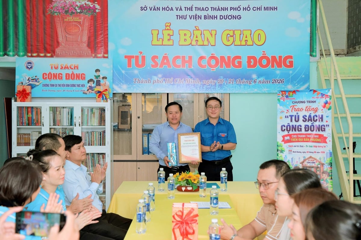 Bàn giao 'Tủ sách cộng đồng' cho Khu nhà ở xã hội Becamex Hòa Lợi. Ảnh: SVH.