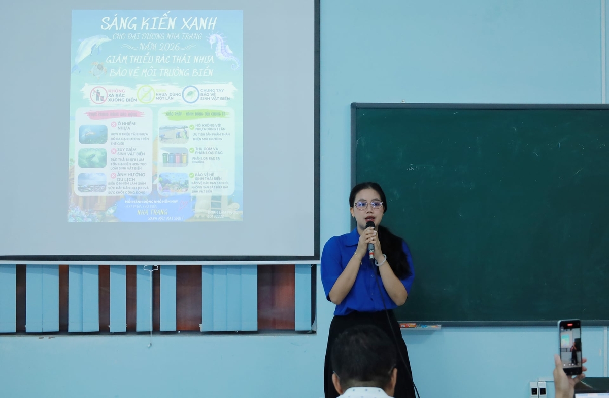 Các đội thi trình bày sáng kiến tại chung kết cuộc thi. Ảnh: Phương Chi.