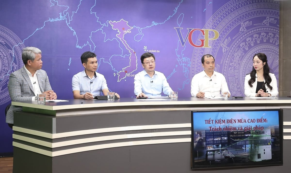 Các đại biểu tham gia trao đổi tại Tọa đàm với chủ đề 'Tiết kiệm điện mùa cao điểm: Trách nhiệm và giải pháp'. Ảnh: Thành Trung.