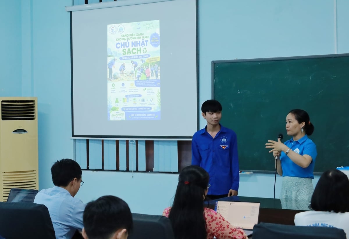 Ban Giám khảo đặt câu hỏi và trao đổi với đội thi. Ảnh: Phương Chi.