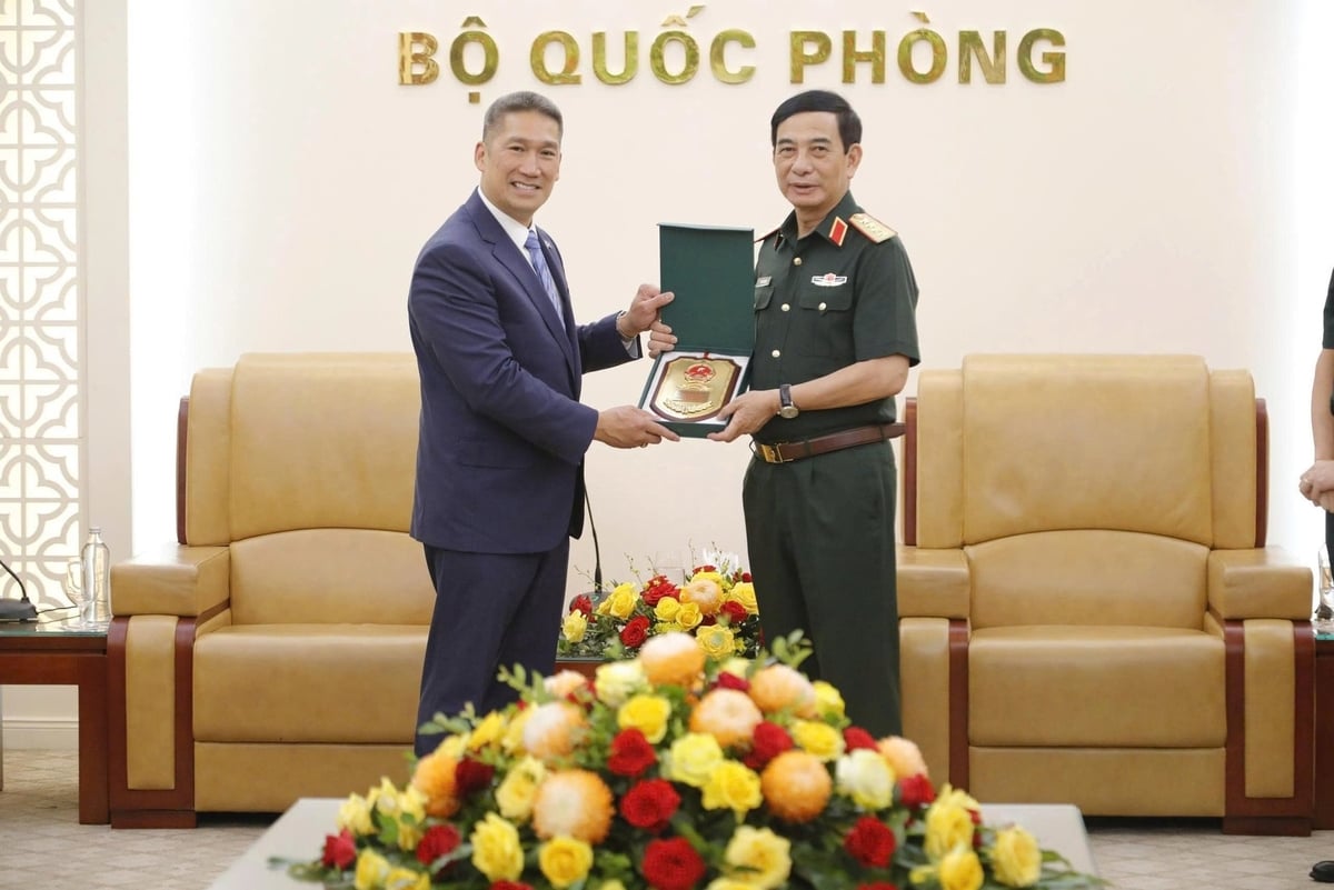 Đại tướng Phan Văn Giang trao quà lưu niệm tặng quyền Bộ trưởng Bộ Hải quân Hoa Kỳ. Ảnh: VGP.