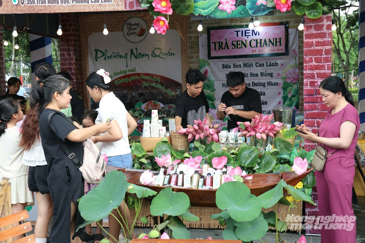 Du khách tham quan, mua sắm và thưởng thức các sản phẩm chế biến từ sen tại không gian trưng bày ngành hàng sen trong khuôn khổ Lễ hội Sen Đồng Tháp lần III năm 2026, góp phần quảng bá giá trị kinh tế và văn hóa của Đất Sen hồng. Ảnh: Lê Hoàng Vũ.