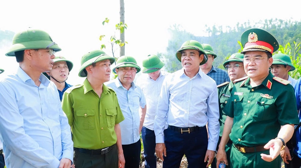 Chủ tịch UBND tỉnh Nghệ An Võ Trọng Hải chỉ đạo các lực lượng chức năng có các giải pháp khẩn cấp để chữa cháy. Ảnh: Thành Duy.