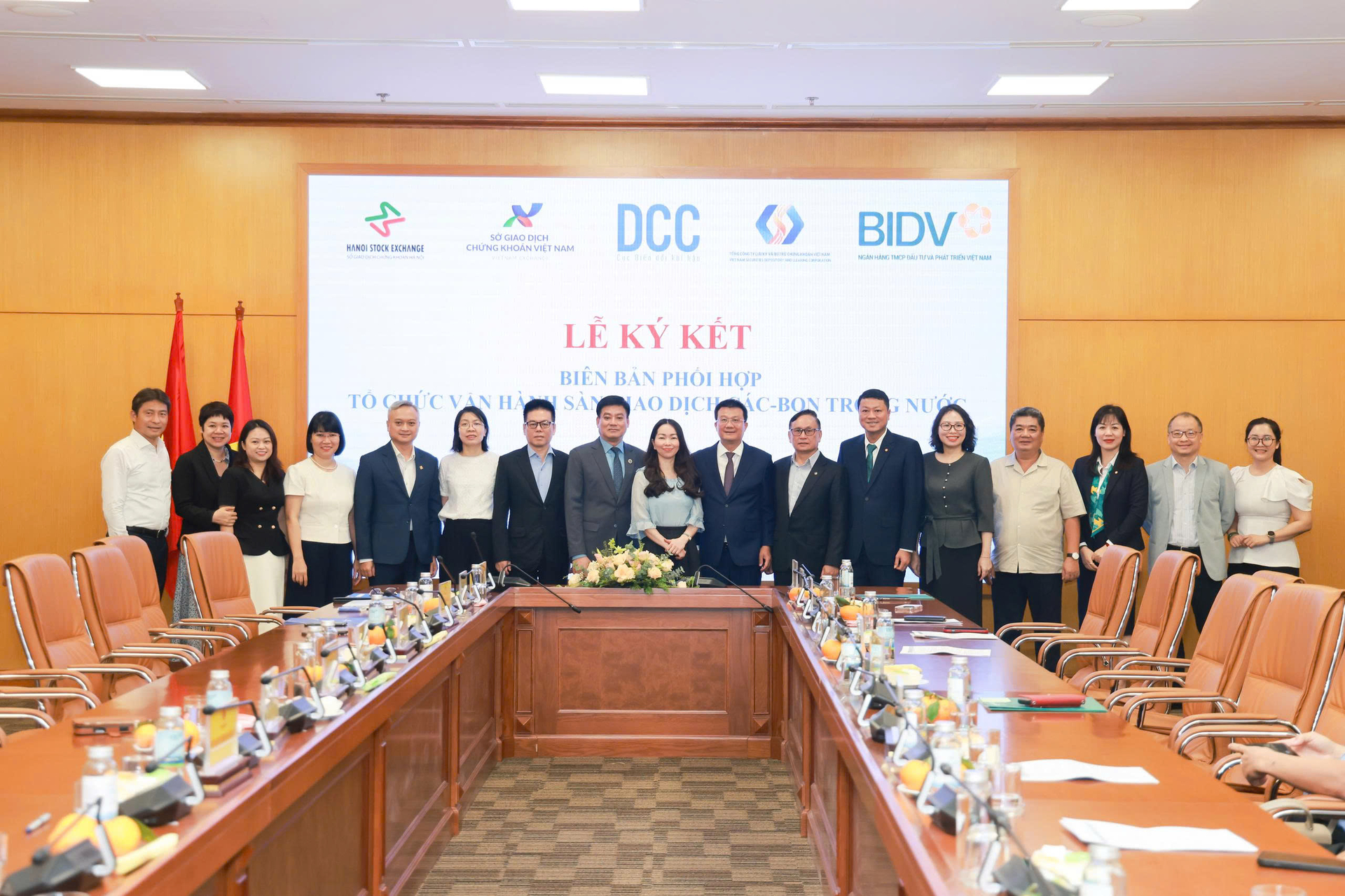 Đại diện các đơn vị tham dự Lễ ký kết chụp ảnh lưu niệm. Ảnh: BIDV.