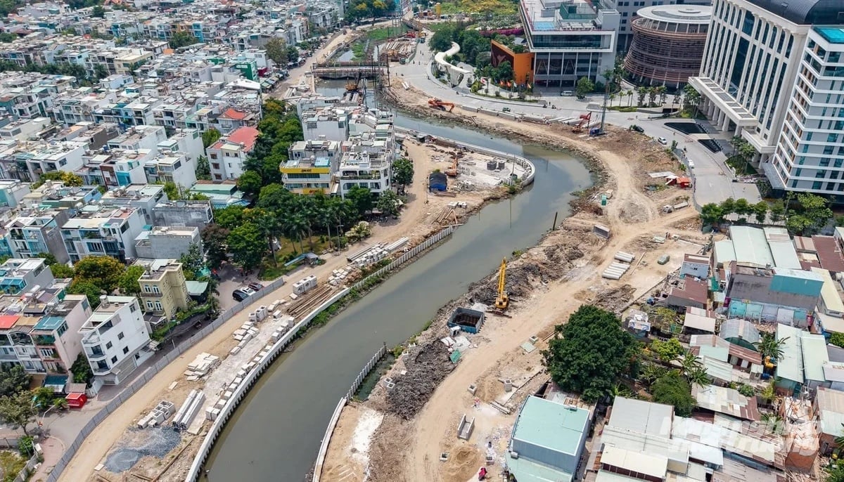 Việc di dời, chỉnh trang kênh rạch được kỳ vọng cải thiện môi trường sống, giảm ngập và tạo diện mạo đô thị khang trang hơn. Ảnh: Lê Bình.